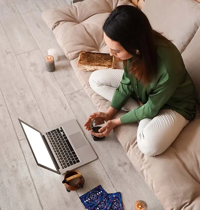 Chica con computador